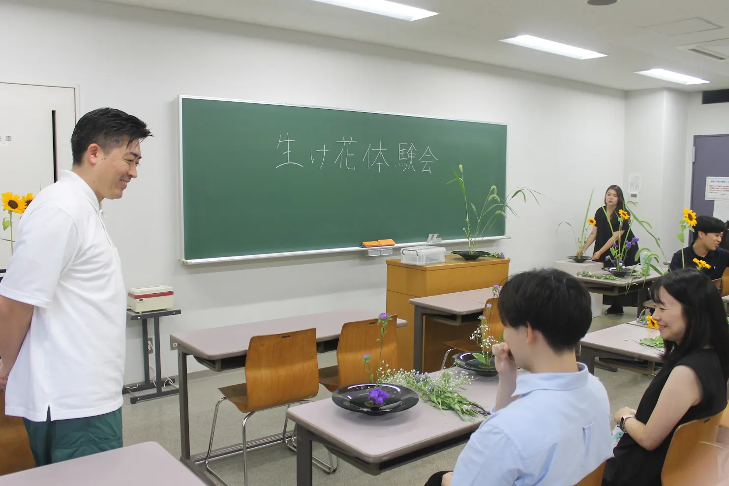 参加者がいけた作品を講師がじっくり観察している様子